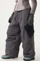 Pantalones de nieve holgados con bolsillos cargo y bloques de color gris oscuro para mujer